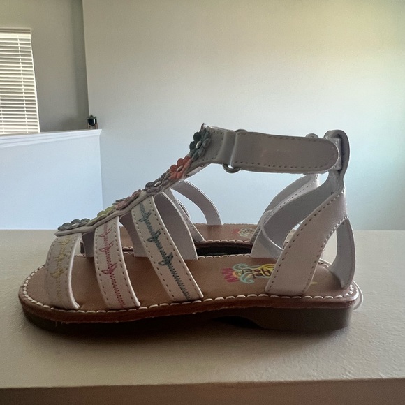 NWOT Rachel Shoes Tatiana White Gladiator Sandals with Flowers, Size 8 - Picture 3 of 7